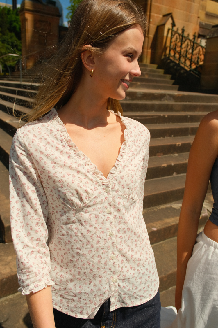 Rafaela Florals Top | White with a Bouquet of Roses / XS/S