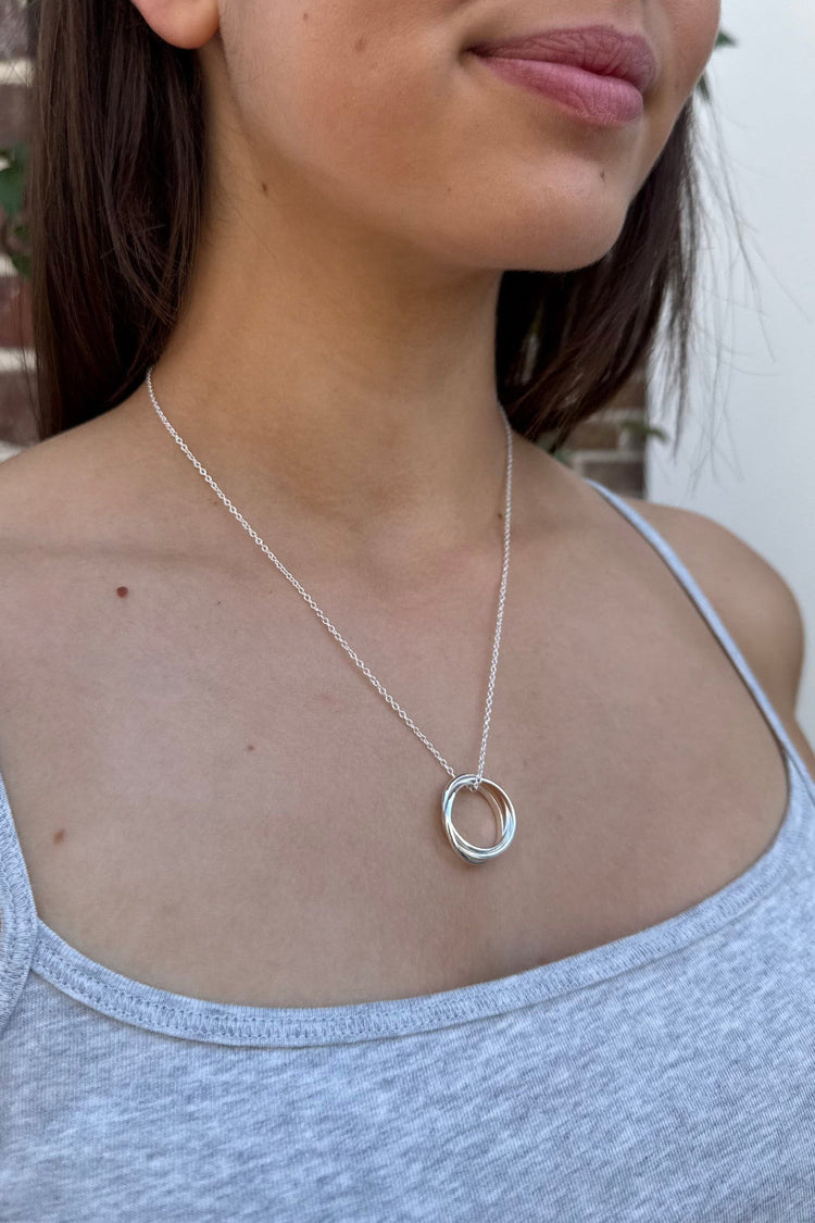 Twist Circle Necklace | Silver