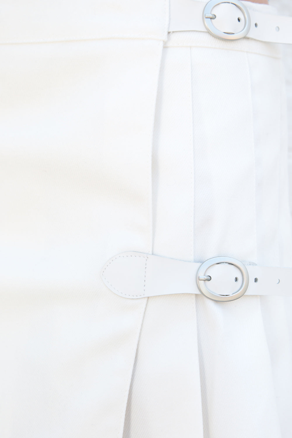 Dana Buckle Skirt | White / XS/S