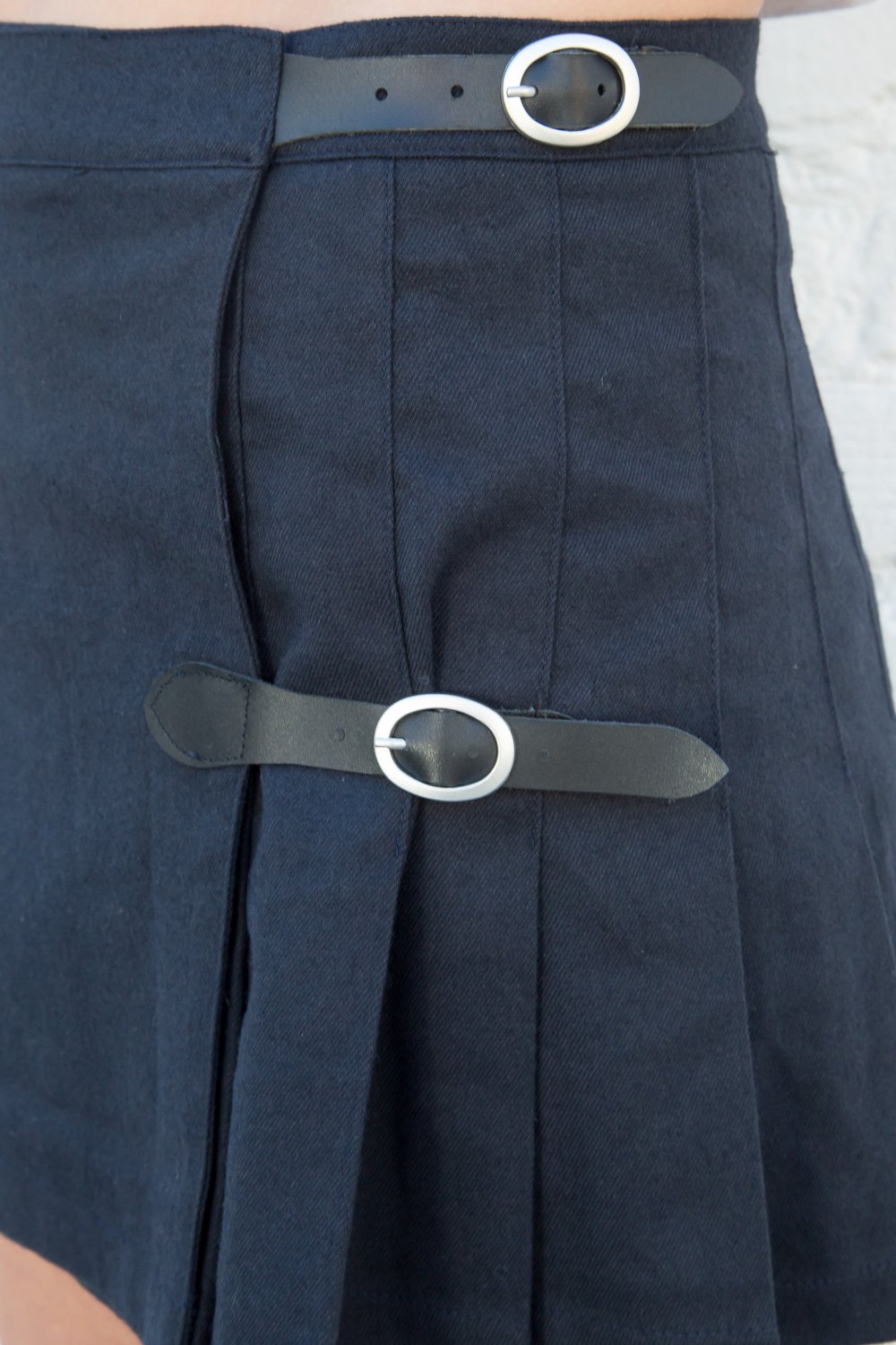 Dana Buckle Skirt | Navy Blue / XS/S